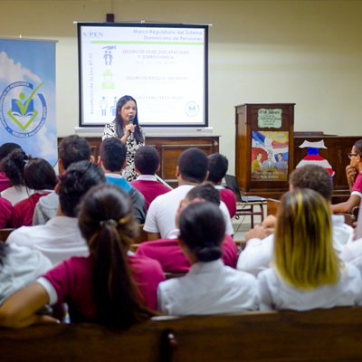 Escuela Previsional SIPEN ofrece charla en Colegio Evangélico Central.