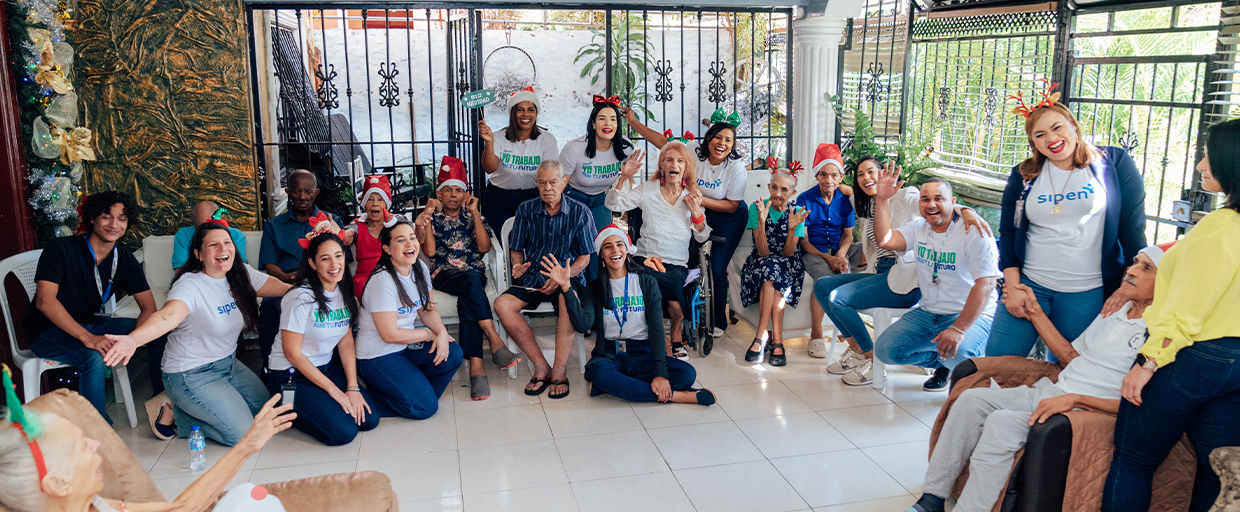 Sipen lleva un mensaje de paz y alegría al hogar geriátrico Remanso de Paz