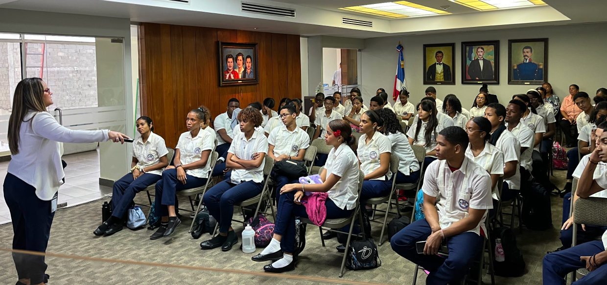 Sipen recibe visita de estudiantes del politécnico Hermanas Mirabal