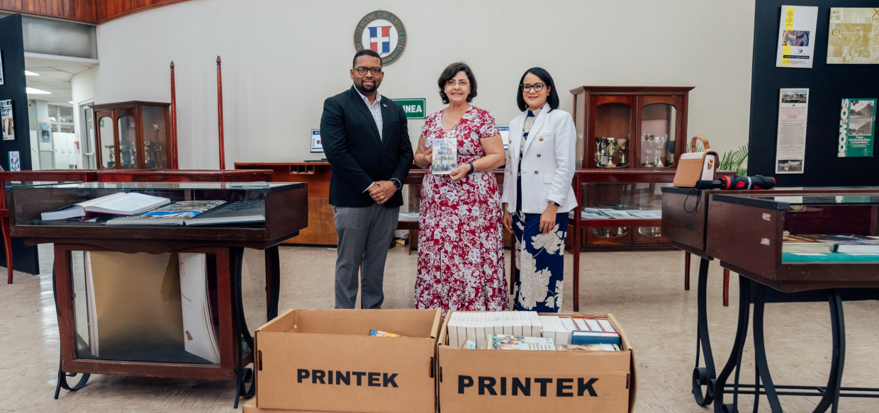 SIPEN donó  colección de libros a la Biblioteca Central de la Unphu